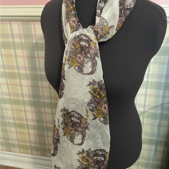 Set of 2 Scarfs. - Picture 5 of 9